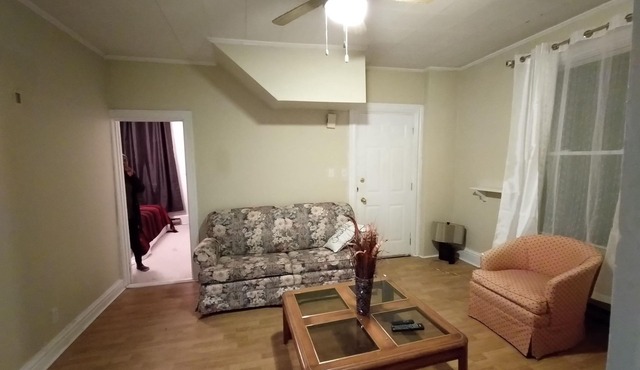 Cozy downtown two bedrooms free parking