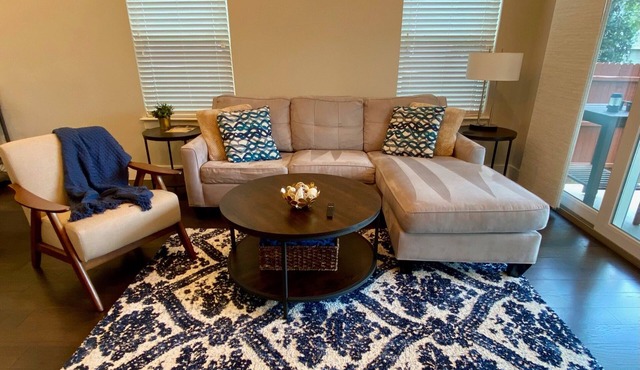 Cozy Downtown: Two Suites, Alamo, Riverwalk, Zoo!