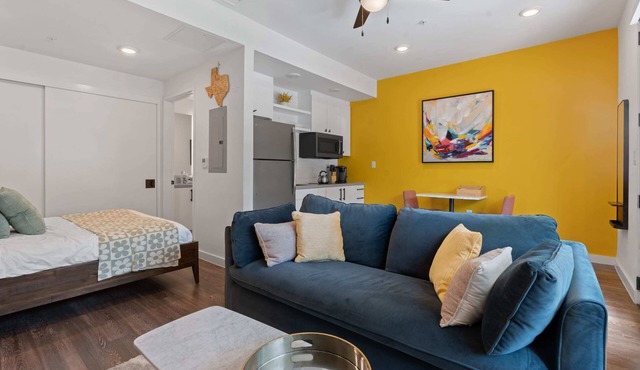 Cozy DT ATX Studio | Mins to Rainey St | Patio