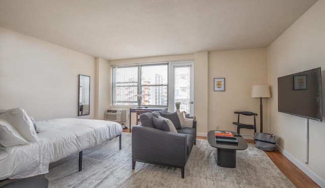 Cozy DT Studio with Balcony by Zencity