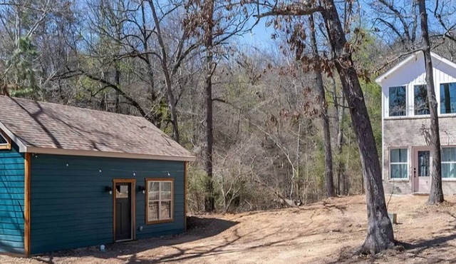 Cozy dual-cabin experience on Washburn Mountain in peaceful Greenwood, Arkansas.
