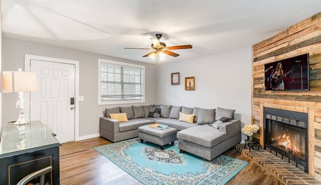 Cozy Dual-Condo Retreat Near Downtown/Airport