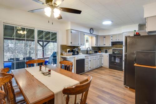 Cozy DuBois Home w/Deck ~ 8 Mi to Treasure Lake!