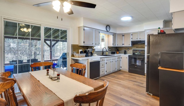 Cozy DuBois Home w/Deck ~ 8 Mi to Treasure Lake!