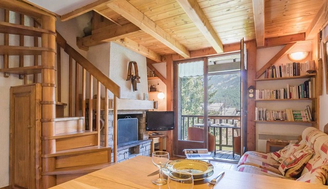 Cozy Duplex with Mezzanine, Balcony & Mountain Views - Sleeps 5