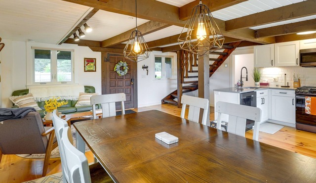 Cozy Duplex < 4 Mi to Bromley Mountain Ski Resort!