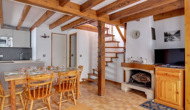 Cozy Duplex Chalet for 7 with Terrace, Ski Storage & Parking near Gondola
