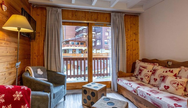 Cozy Duplex Chalet-Style, South-West, 70m from Ski, WiFi, Sleeps 6, Balcony, Méribel Hameau