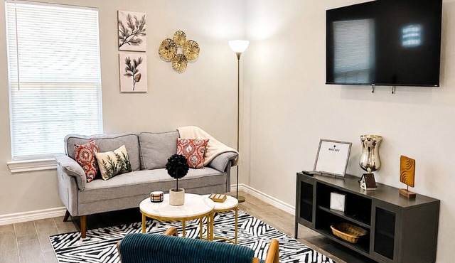 Cozy Duplex Home near Downtown/Hospital