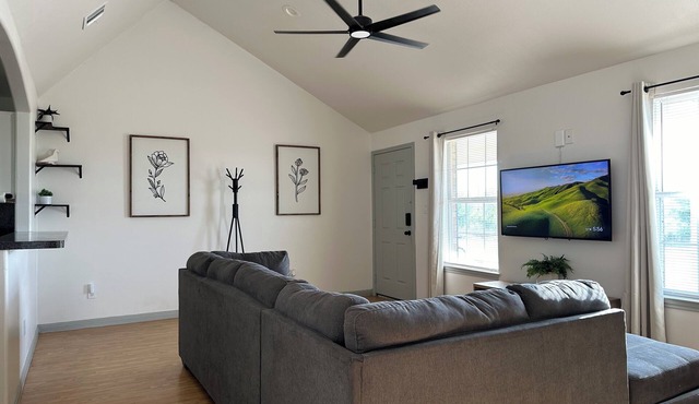 Cozy Duplex in peaceful Buda! Near COTA & Austin. Minutes to town, I35 & Toll45.