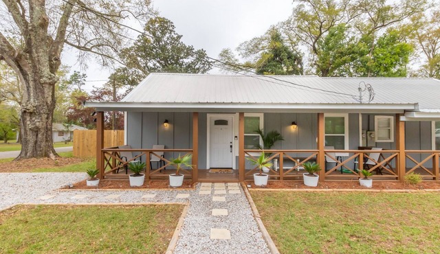 Cozy Duplex Retreat - Beaches, Hospital, Dining