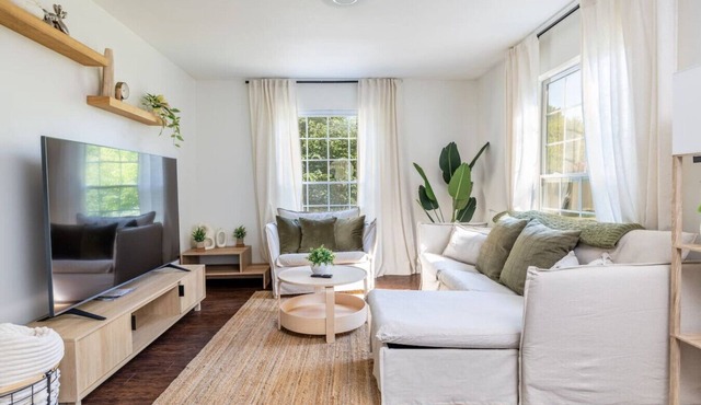 Cozy Duplex w/King Bed + 2 Full