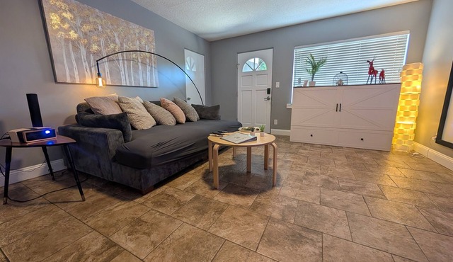 Cozy Duplex w/Projector, Pool Table & Parking