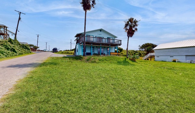 Cozy duplex with beach access, bikes, patio with bay views