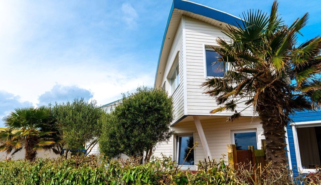 Cozy duplex with sea view living room and pool located in Le Conquet