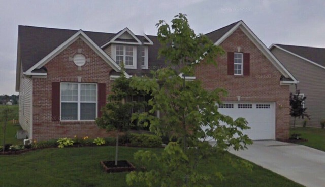 Cozy Eagle Creek retreat