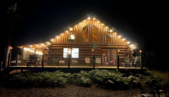 Cozy Eagle River Lakeside Log Cabin on Sunset Lake