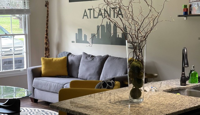 Cozy East Atlanta Bungalow - Spacious fenced in backyard!