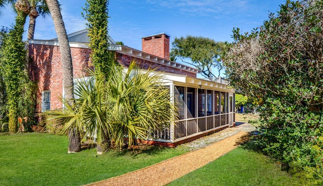 Cozy East Beach Cottage, Steps to Beach, Large Screened Porch & Pet Friendly!