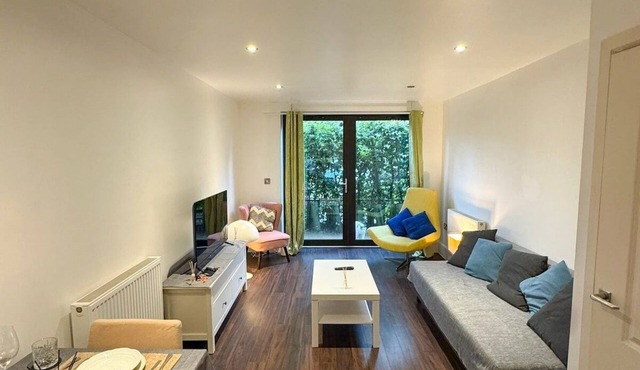 Cozy East London Apartment–Near Canary Wharf