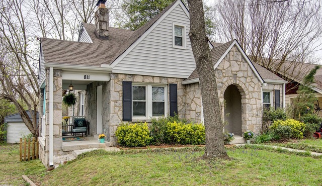 Cozy East Nashville Cottage: Walk To Restaurants, Local Hangs, 4 Mi to Downtown