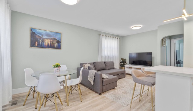 Cozy East York Bungalow 15 minutes from Downtown Toronto