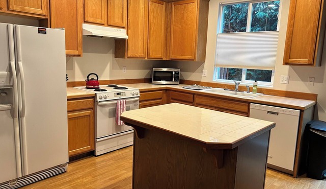 Cozy Eastside Townhome in charming East Gresham- 3 Bedroom with AC and WiFi!