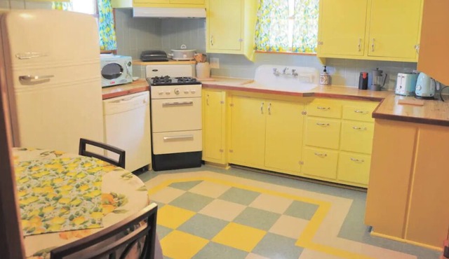 Cozy Eclectic Vintage Apartment in 1940's Cottage