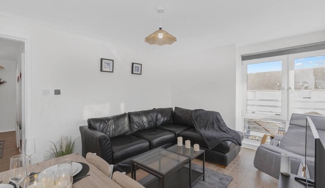 Cozy Edinburgh 2BR With CAR Parking