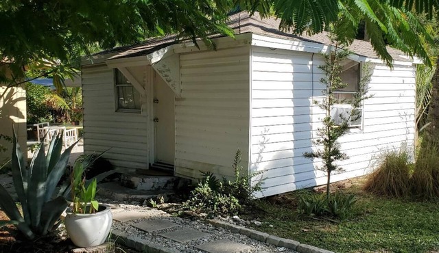 Cozy Efficiency Cottage in Titusville. Close to the Indian River.