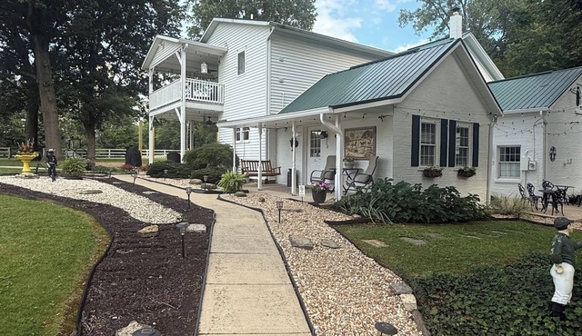 Cozy efficiency ONE large room ONE QUEEN bed apartment with kitchenette no oven.