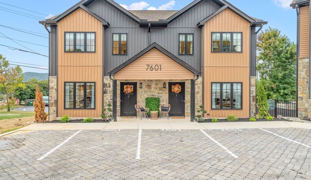 Cozy, Elegant 3 Bedroom Townhouse with Romantic Vibe
