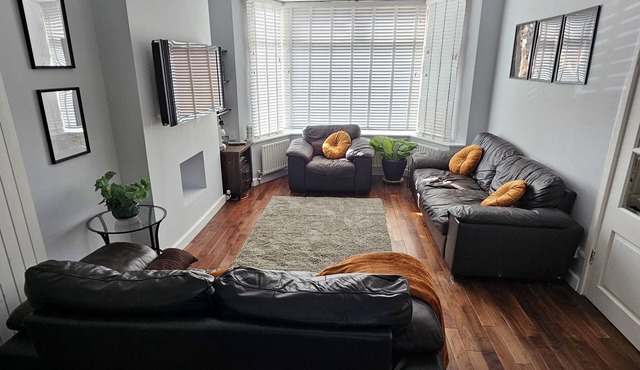 Cozy & Elegant 4 Bedroom Home Near Wembley