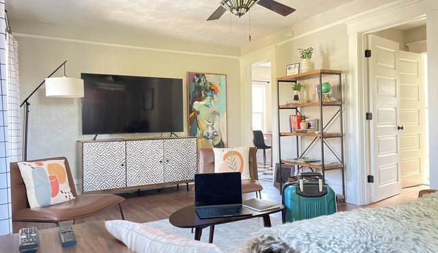 Cozy, elegant, and Victorian modern house nDowntown less than 5 minutes.