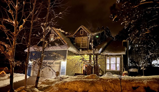 Cozy Elegant home close to sledding-snow park