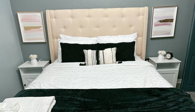 Cozy & elegant houseguest with private porch