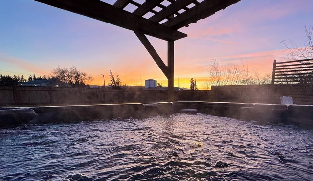 Cozy Ellensburg Home with Hot Tub - Radio Hill near CWU, Rodeo & Downtown