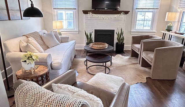 Cozy Elmwood bungalow in quiet neighborhood close to USC, hospitals & downtown