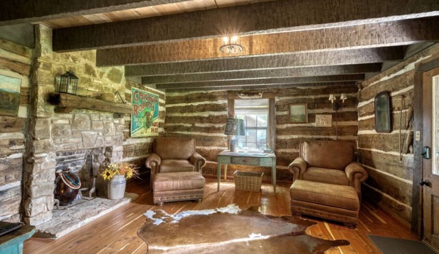 Cozy & enchanting historical cabin in Round Top!