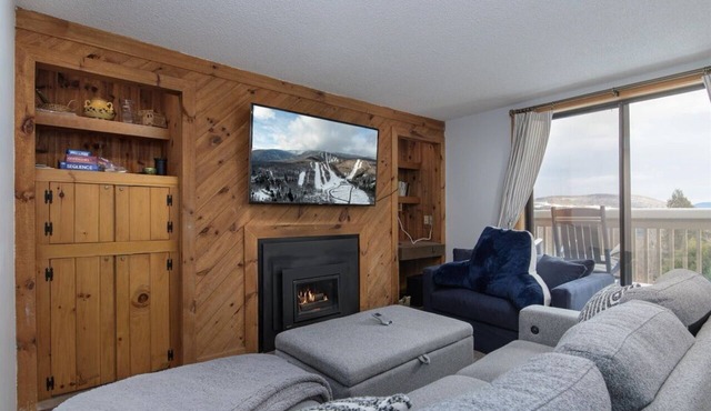 Cozy End-Unit Mountain Retreat w/Ski-Back Access