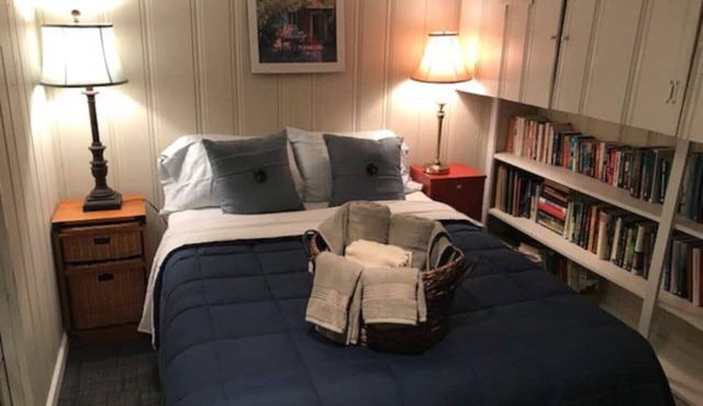 Cozy English Basement Apt quiet but close to downtown