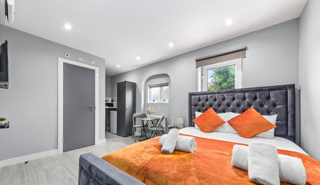 Cozy Ensuite Room In Feltham Hearthrow London TW13