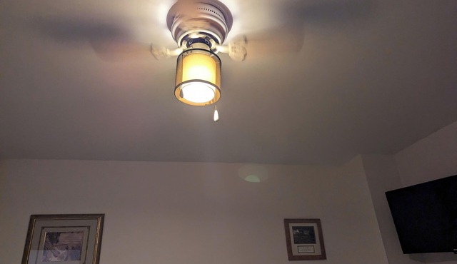 Cozy ensuite w/seperate entrance & balcony, 1 minute to grocery and Rotary Park