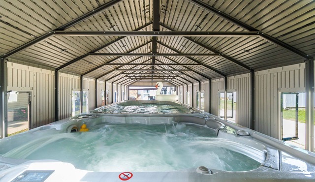 Cozy Entertaining Waterfront 3Bd w/SwimSpa/Hot Tub