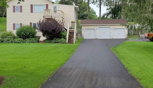 Cozy Entire2 bdrm Upper Apt Decks No extra Fees