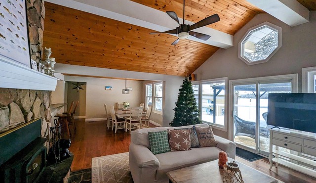 Cozy Escape | 5 Bedroom Kawarthas Cottage | Sauna and Fireplace | 2 hrs from GTA