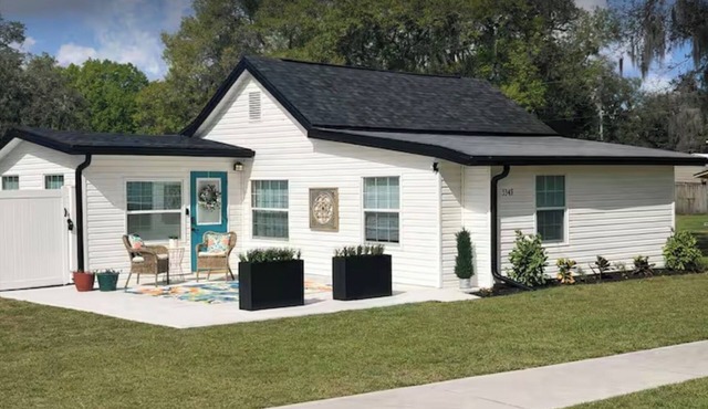 Cozy Escape in Zephyrhills-Close to many amenities - Pet Friendly