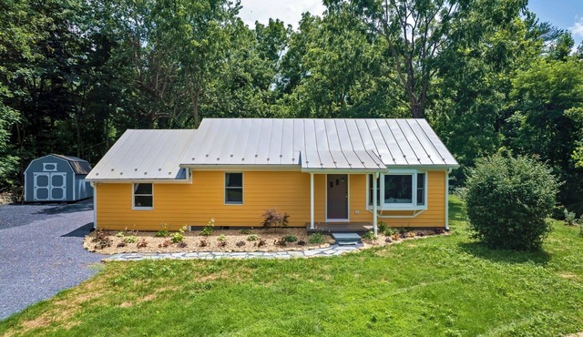 Cozy European Cottage at Lake Arrowhead near Shenandoah National Park entrance