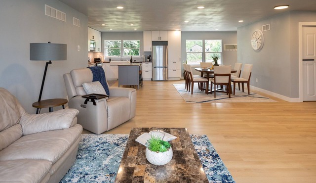 Cozy Extended Stay in Remodeled Ranch Home, Pet-friendly