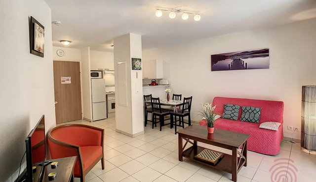 Cozy F2 Apartment, A/C, Terrace, Parking, Near Center and Thermal Baths in Lamalou-les-Bains